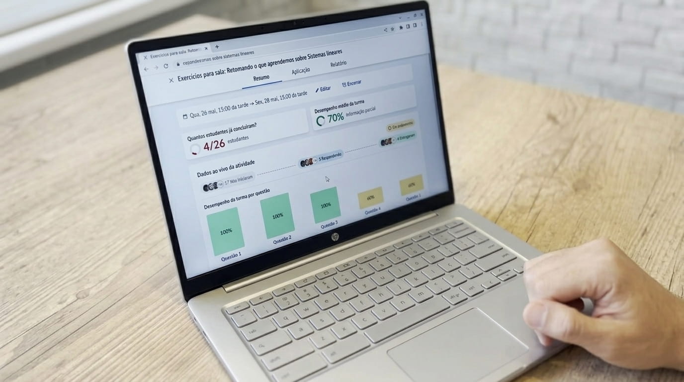 Professor acompanhando atividades na plataforma Geekie One